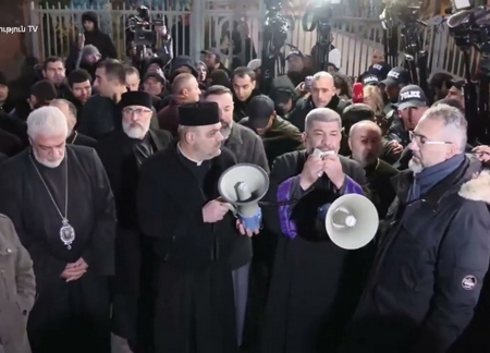 ՓԱՇԻՆՅԱՆԻ ԹՐԻ ՏԱԿՈՎ ԱՆՑԱԾ ԵՊԻՍԿՈՊԻՍՆԵՐԻՑ ՄԻ ՔԱՆԻՍԸ ԶԱԴՆԻ ԵՆ ԴՐԵԼ. աղբյուր